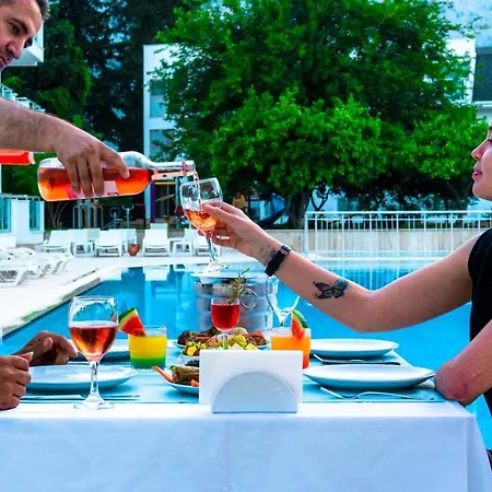 Omorfi Garden Hotel