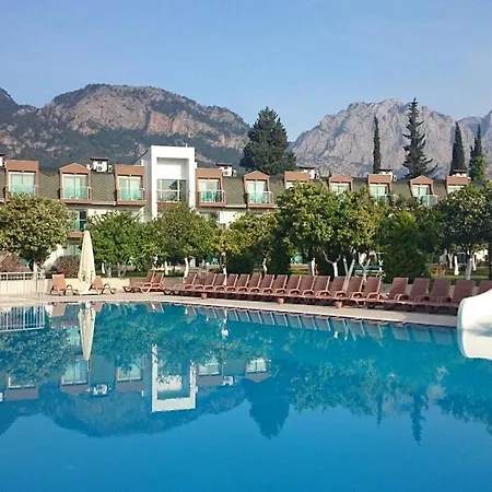Omorfi Garden Hotel 4*